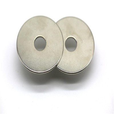 Tugev auguga magnet
